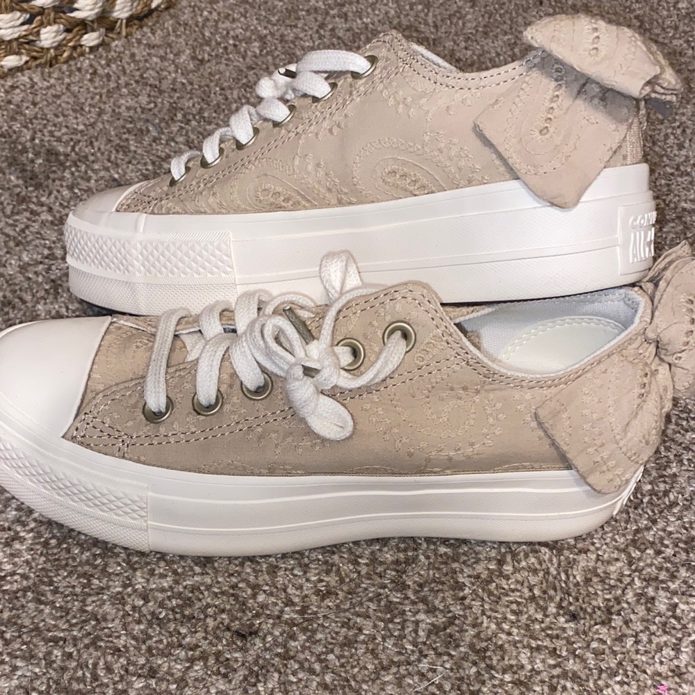 NWOT Converse Women's Bow Sneakers in Cream